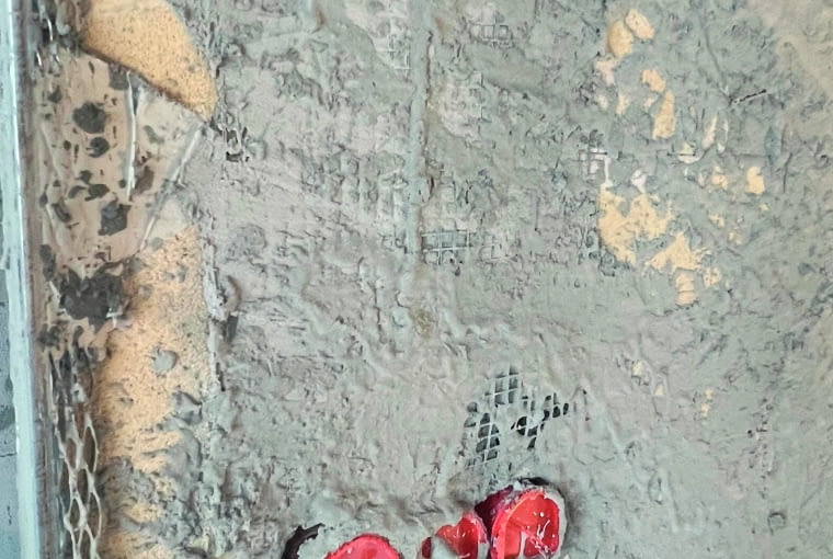 Na czas tynkowania warto skorzystać ze specjalnych pokrywek, które można przykryć warstwą zaprawy, a po zakończeniu prac je zdjąć Na czas tynkowania warto skorzystać ze specjalnych pokrywek, które można przykryć warstwą zaprawy, a po zakończeniu prac je zdjąć