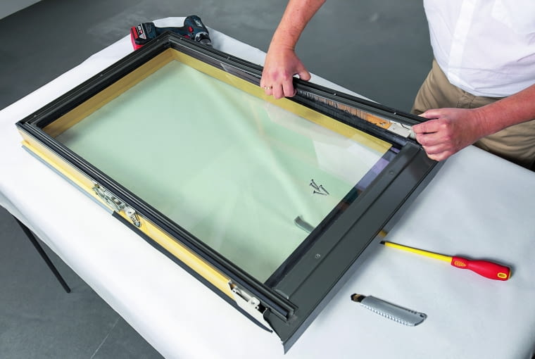 Do starych okien producenci proponują nowoczesne pakiety szybowe, które dodatkowo chronią przed przegrzaniem pomieszczeń w upalne dni dzięki powłokom niskoemisyjnym