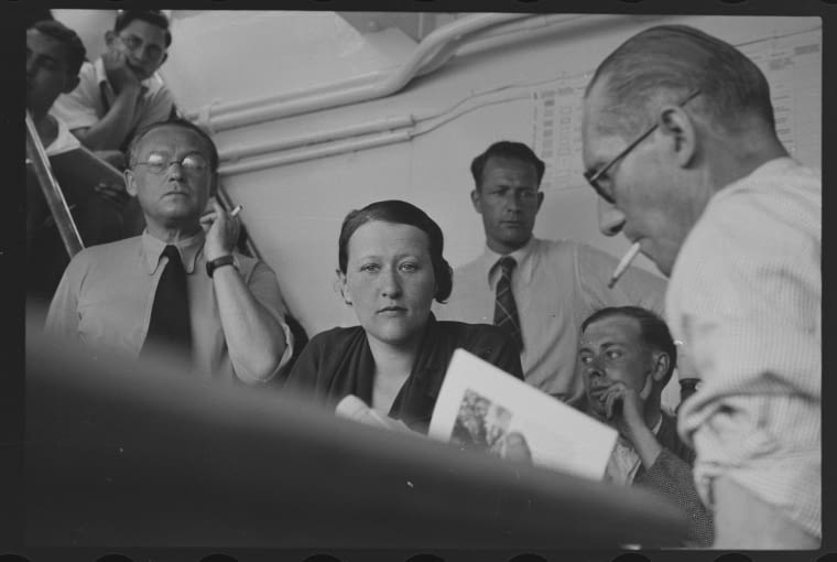 Helena Syrkus podczas IV kongresu CIAM w Atenach. Obok niej: po lewej Sigfried Giedion, po prawej – Le Corbusier, 1933