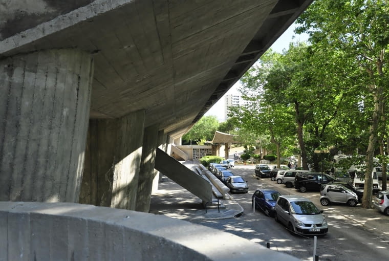 Jednostka Marsylska, proj. Le Corbusier - zachodnia strona budynku i podjazd dla aut