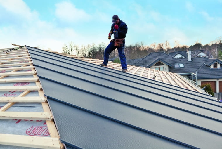 Wykonanie dachu składa się z dwóch części: pierwsza to więźba i wstępne krycie zaliczane do stanu surowego otwartego, drugie – pokrycie układane na etapie stanu surowego zamkniętego Stan surowy zamknięty