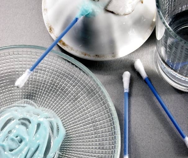 PORCELANA BEZ SKAZY - ZRÓB TO SAM. 4. Uporczywe plamy z tłuszczu czyścimy specjalną pastą do polerowania chromu. PORCELANA BEZ SKAZY - ZRÓB TO SAM. 4. Uporczywe plamy z tłuszczu czyścimy specjalną pastą do polerowania chromu.