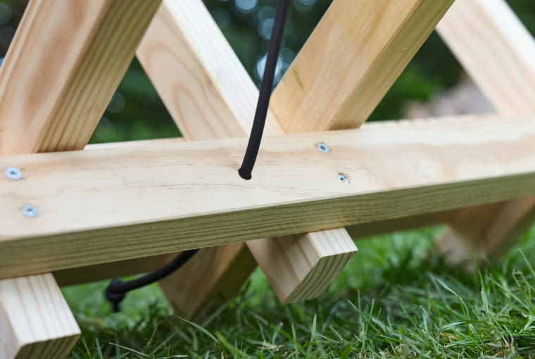 Krok 7. Załóż okrągły sznurek z pełnej gumy Wywierć otwór na okrągły sznurek z pełnej gumy w dolnej listwie zaciskowej i przewlecz sznurek. Służy on do bezpiecznego trzymania drewna na miejscu. Gotowe!