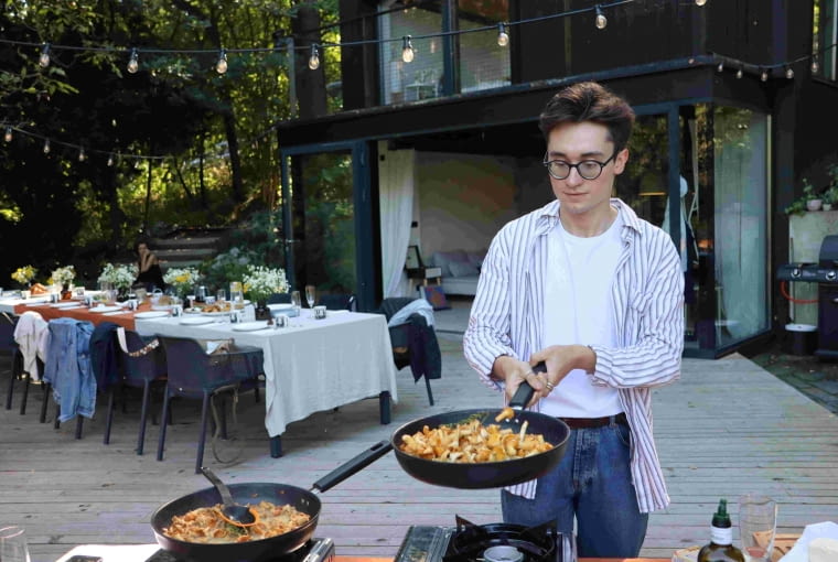 Flamberowanie kurek to niezwykły sposób przygotowania tego popularnego grzyba, który może dodać wyjątkowego smaku i aromatu potrawie. Michał Korkosza pokazuje jak się to robi