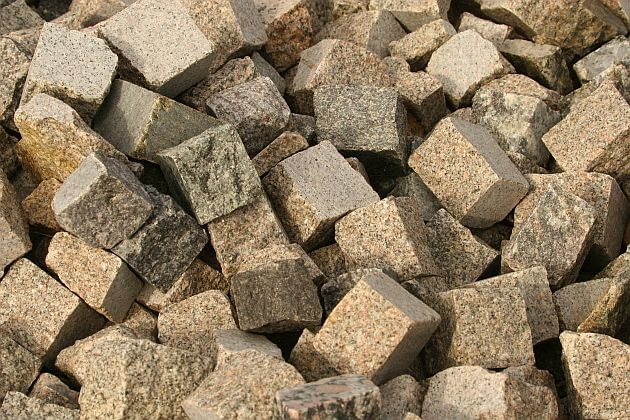 Granit 28.06.2005 DOBRZYCA FIRMA HORTULUS KAMIEN GRANIT KOSTKAFOT. PAWEL SLOMCZYNSKI / AGENCJA GAZETA PUBLIKACJA OGRODY NR 11 (79) - 11.2005