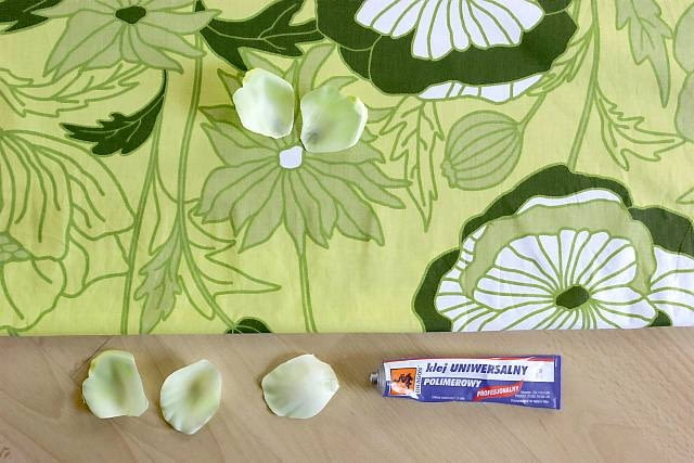 2. Na poszczególne motywy nadrukowane na tkaninie przyklejamy płatki, komponując z nich przestrzenne kwiaty. WNETRZA OKNO DEKORACJE ZASLONKA - WYKONANIE KROK PO KROKU