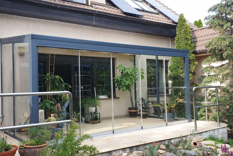 Greenline z dachem z polieglanu, stałe przeszklenie boczne plus drzwi przesuwne bezramowe Greenline z dachem z polieglanu, stałe przeszklenie boczne plus drzwi przesuwne bezramowe
