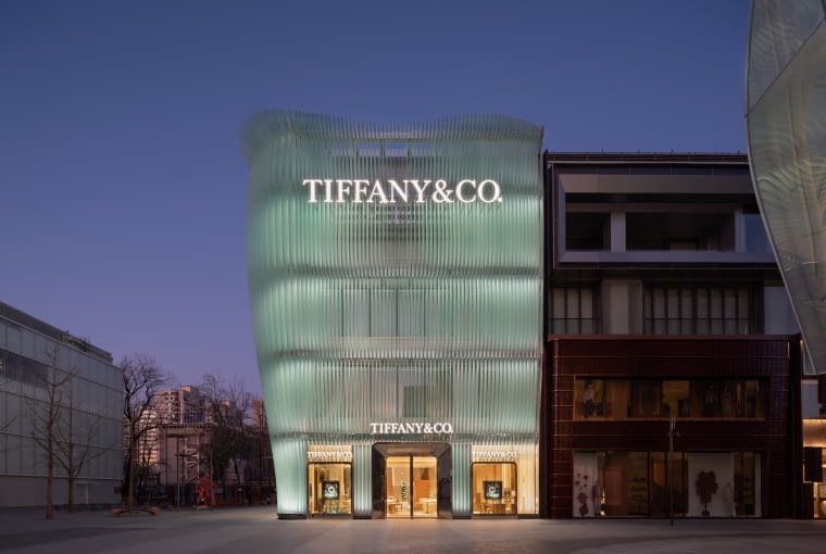 Flagowy sklep Tiffany & Co. w Pekinie z fasadą projektu MVRDV