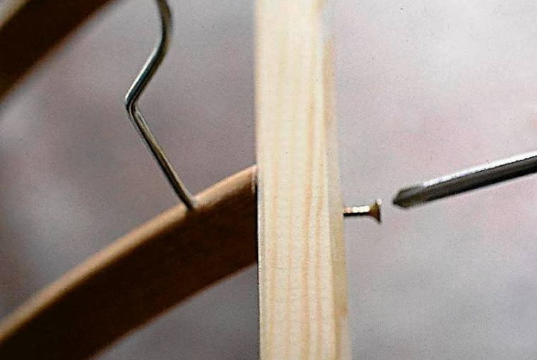 <B>Krok 5.</B> W zaznaczonych miejscach wiercimy otwory. Miejsca wokół nich smarujemy klejem. Przyklejamy ramiona i dodatkowo mocujemy je wkrętami. POMYSL NA WIESZAK WYKONANIE FOT. MILENA LAKOMSKA PUBLIKACJA CZTERY KATY NR 2 (148) - 2.2004 PUBLIKACJA NASZ PORADNIK NR 2 - 10.2004 SLOWA KLUCZOWE: MAJSTERKOWANIE ZDJĘCIE DO WKŁADKI: PUBLIKACJA CZTERY KATY NR 2 (148) - CZASOPISMA PUBLIKACJA NASZ PORADNIK NR 2 - CZASOPISMA