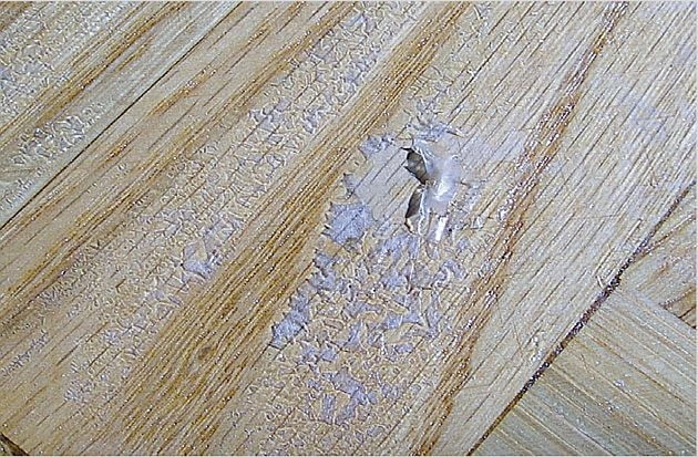 Łuszczenie się lakieru odbiór posadzki