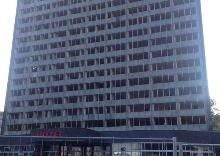 Hotel Centrum W Łodzi w trakcie rozbiórki. Zdjęcie z 25 września 2014 r. Hotel Centrum W Łodzi w trakcie rozbiórki