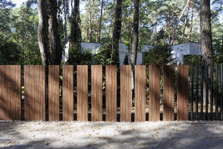 Nietypowe ogrodzenie i brama bez widocznych poziomych elementów łączących FancyFence
