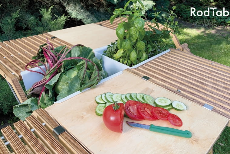 Stół RodTab do przyrządzania i celebrowania posiłków na działce. Stół RodTab do przyrządzania i celebrowania posiłków na działce.