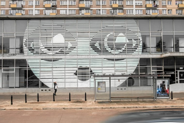 12.02.2014 Warszawa . Wielka wyklejona twarz na elewacji Muzeum Sztuki Nowoczesnej . Fot. Bartosz Bobkowski / Agencja Gazeta SLOWA KLUCZOWE: Twarz Instalacja Muzeum Sztuki Nowoczesnej /FR/