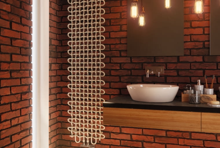 Swoją strukturą grzejnik nawiązuje do znanego z tkactwa splotu wątku i osnowy. Dzięki  cyfrowej technologii gięcia profili stworzono  uplecioną stalową konstrukcję