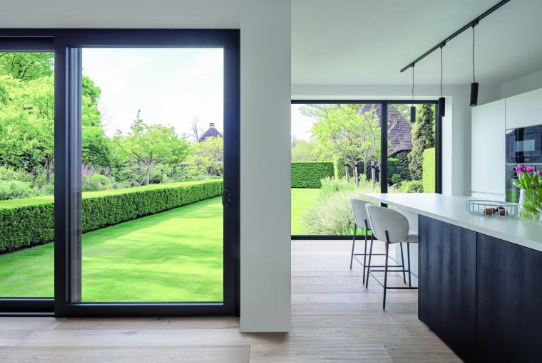 Na polskim rynku wciąż królują ramy okienne z PVC. Konstrukcja plastikowej ramy opiera się na systemie komór. Teoretycznie, im jest ich więcej, tym niższy będzie współczynnik Uf