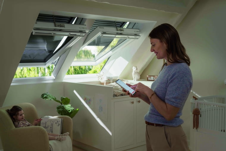 Rolety zewnętrzne zasilane energią elektryczną i solarną można obsługiwać za pomocą przycisku naściennego lub odpowiedniej aplikacji na smartfonie