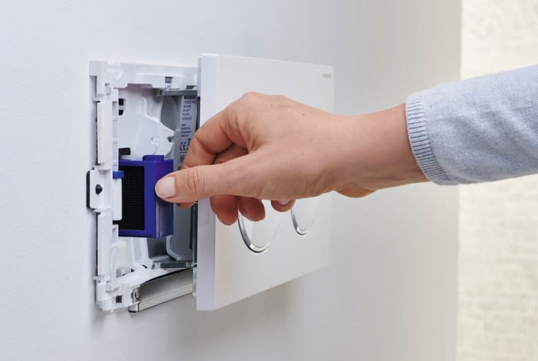 toaleta, przycisk spłukujący