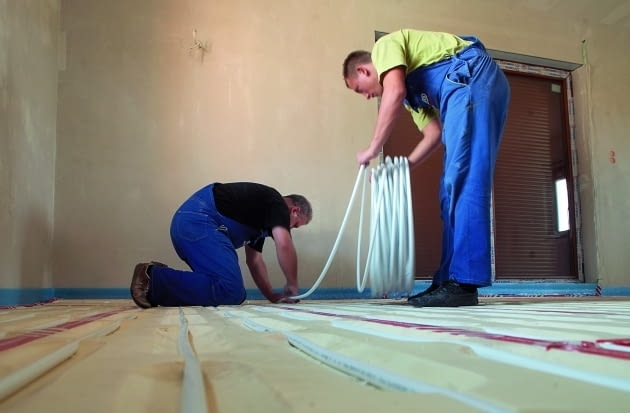 Układanie rury grzejnej w wydrążonych kanałach