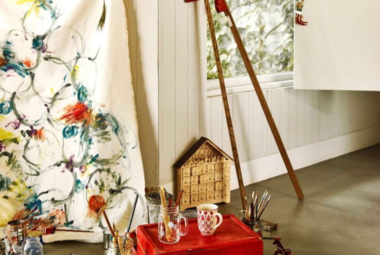 ZARA Home: kalendarz adwentowy - 139 zł; drewniany domek ze światłem - 39 zł; porcelanowy czerwony kubek - 23,90 zł. święta, boże narodzenie, zara home