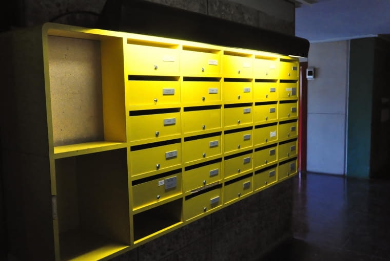 Jednostka Marsylska, proj. Le Corbusier - skrzynka pocztowa. Każde piętro posiada swoje skrzynki na listy.