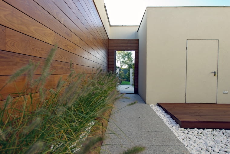 Dom z dziedzińcem w Starachowicach. Proj. MAG Architekci Marcin Grzyb Dom z dziedzińcem w Starachowicach. Proj. MAG Architekci Marcin Grzyb; Włodzimierz Sidorczuk