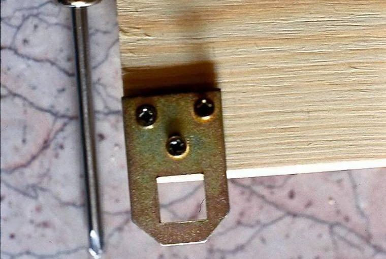 <B>Krok 6.</B> Od spodu deski przykręcamy zawieszki. Drewniane części wieszaka malujemy lakierem. Możemy je też zabejcować bądź pomalować farbą do drewna. POMYSL NA WIESZAK WYKONANIE FOT. MILENA LAKOMSKA PUBLIKACJA CZTERY KATY NR 2 (148) - 2.2004 PUBLIKACJA NASZ PORADNIK NR 2 - 10.2004 SLOWA KLUCZOWE: MAJSTERKOWANIE ZDJĘCIE DO WKŁADKI: PUBLIKACJA CZTERY KATY NR 2 (148) - CZASOPISMA PUBLIKACJA NASZ PORADNIK NR 2 - CZASOPISMA
