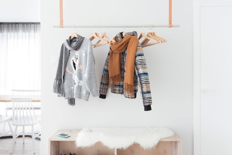 Świetnie komponuje się z nim lekka, ażurowa szafka na buty wykonana według indywidualnego projektu przez wujka-stolarza. Cozy Nordic Home czyli przytulne mieszkanie z kotem w tle