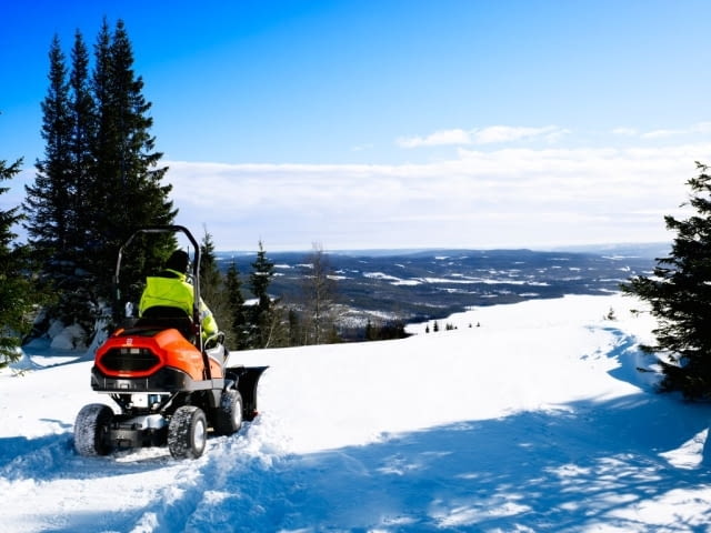 Rider P525D z pługiem śnieżnym Rider P525D z pługiem śnieżnym