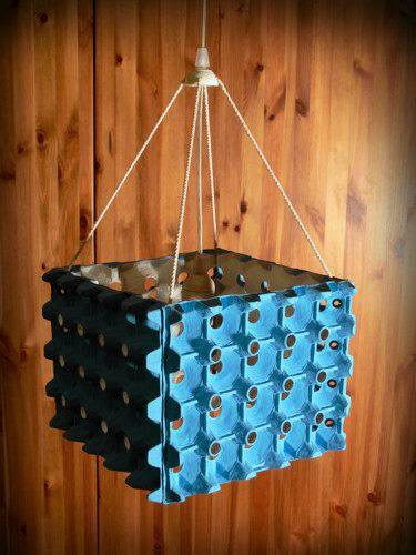 <B>Krok 7.</B> Do abażura przyklejamy sznurki i mocujemy go na kablu na takiej wysokości, aby otoczył żarówkę.