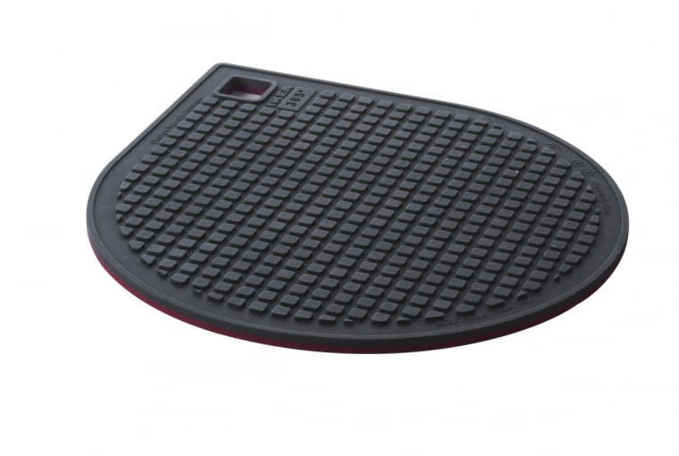 Podstawka z magnesem pod garnek 'przykleja się' do naczynia i można ją przenieść wraz z nim. IKEA 365+ GUNSTIG, silikon, 21 x 18 cm 19,99 zł IKEA.