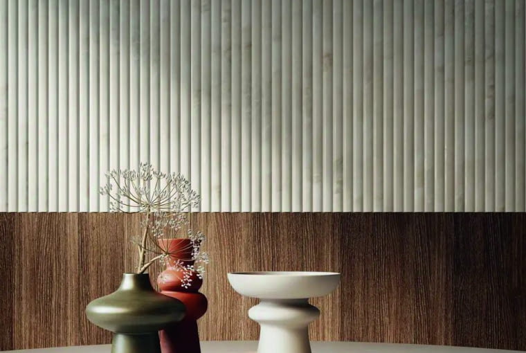 Pionowa struktura ceramicznych płytek ściennych Cadence Stone Roll STR pięknie załamuje światło. Użyta nie tylko w łazience, ale też na przykład w salonie doda aranżacji odrobinę ekskluzywności.