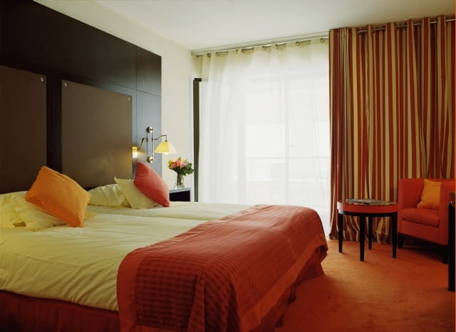 wnętrza w czerwieni - sypialnia May 2005, Nice, France --- Contemporary Room at the Palais de la Mediterranee --- Image by SPS/A modern hotel room in the Palais de la Mediterranee in Nice, France./Corbis