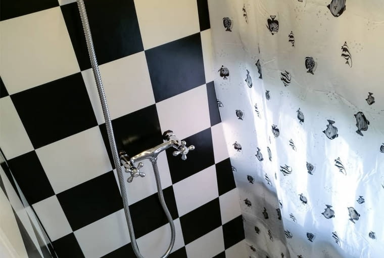 W vanie jest nawet łazienka z prysznicem!