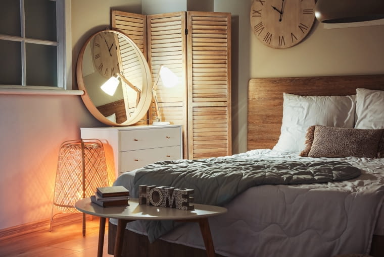 Aranżacja z białą komodą komody do sypialni