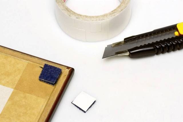 15.11.2007 WARSZAWA SESJA ZROB TO SAM NZ WIESZANIE OBRAZKOW NA SCIANIE , NARZEDZIA NOZYK STYLIZACJA MARIANNA BAUMAN DLA CZASOPISMA CZTERY KATY FOT. ARKADIUSZ SCICHOCKI / AGENCJA GAZETA PUBLIKACJA CZTERY KATY NR 6 (200) - 6 2008