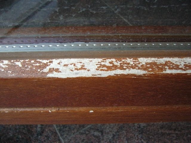 Uszkodzenie lakieru na ramie okiennej stolarka okienna,okna drewniane,uszkodzenie okna, uszkodzenie ramy okiennej