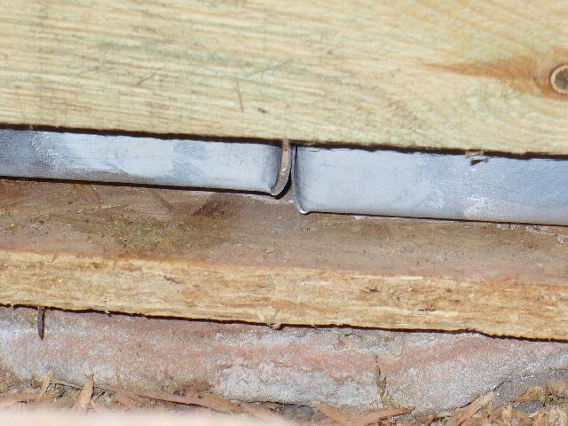 Często spotykany błąd - brak połączenia pasa podrynnowego (widok od wewnątrz budynku) Często spotykany błąd - brak połączenia pasa podrynnowego (widok od wewnątrz budynku)