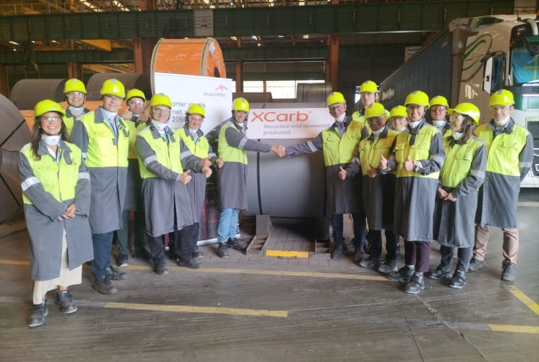 ArcelorMittal and Velux team handshake Umowa VELUX i ArcelorMittal