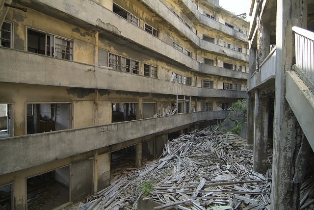 Ruiny poprzemysłowej zabudowy na wyspie Hashima. Ruiny poprzemysłowej zabudowy na wyspie Hashima.