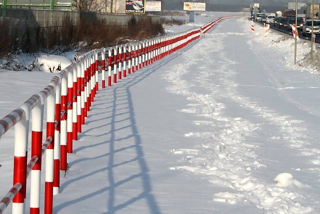 16.12.2010 SZYMANOW , METALOWE BARIERKI WZDLOZ DROGI Z WROCLAWIA DO TRZEBNICY
