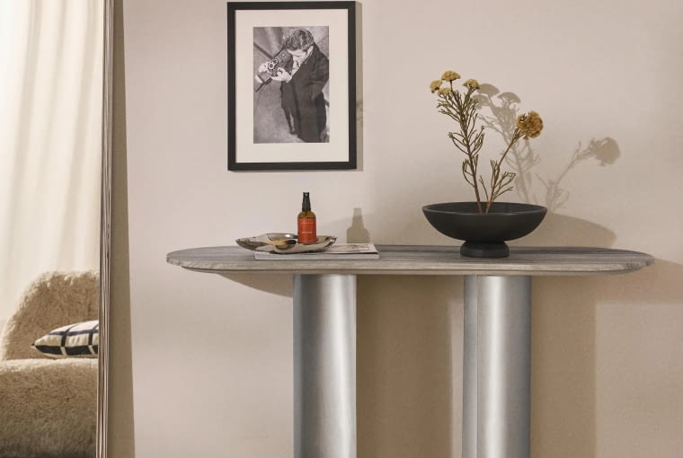 Konsola z marmurowym blatem Noam, nogi ze szczotkowanego metalu, 80 x 40 x 120 cm, 3369 zł, westwing.pl