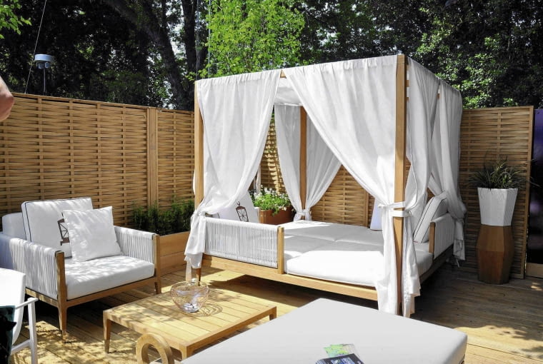 Łóżko ogrodowe z zadaszeniem OGROD , PRZENOSNA ALTANA Z BALDACHIMEM FOT. LILIANNA SOKOLOWSKA PUBLIKACJA OGRODY NUMER SPECJALNY 1/2011 - 50 SPOSOBOW NA PIEKNY OGROD - 5 2011 SLOWA KLUCZOWE: OGROD ARCHITEKTURA ALTANA XNO ZDJĘCIE DO WKŁADKI: PUBLIKACJA OGRODY NUMER SPECJALNY 1/2011 - 50 SPOSOBOW NA PIEKNY OGROD - CZASOPISMA