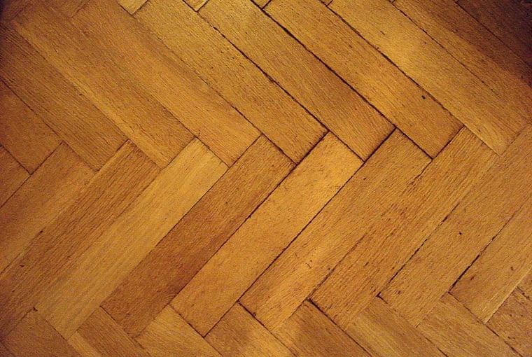 Rozeschnięte i odspojone klepki trzeba pod nowe wykończenie odpowiednio przygotować stara podłoga, parkiet