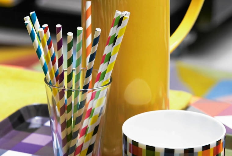 Dzbanek - 89,90 zł, Duka; szklanka - 1,50 zł, IKEA; słomki - 6 zł/opakowanie, Tiger; miseczka - 29 zł, taca - 39 zł, Fabryka Form; podkładka - 15,90 zł, Duka; tapicerowana ławka - 750 zł, Wzory i Kolory. Dzbanek - 89,90 zł, Duka; szklanka - 1,50 zł, IKEA; słomki - 6 zł/opakowanie, Tiger; miseczka - 29 zł, taca - 39 zł, Fabryka Form; podkładka - 15,90 zł, Duka; tapicerowana ławka - 750 zł, Wzory i Kolory.