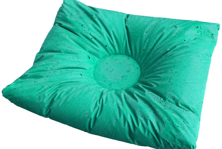 Świecznik Pillow - poduszeczka z betonu z miejscem na świeczkę, ok. 35 zł, DecoMania.