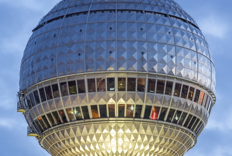 Wieża telewizyjna, Berlin (Niemcy, dawna NRD), proj. Hermann Henselmann z zespołem, 1965–1969 Wieża telewizyjna, Berlin (Niemcy, dawna NRD), proj. Hermann Henselmann z zespołem, 1965–1969