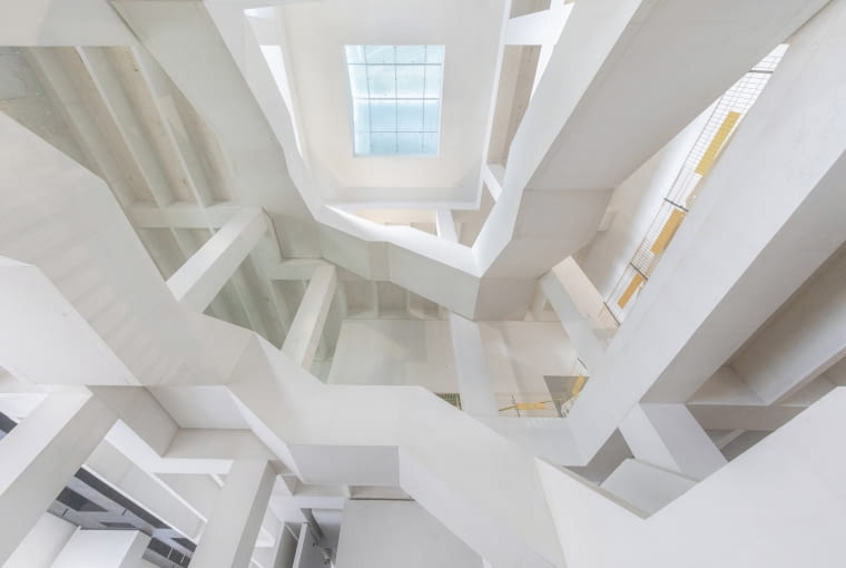 Widok klatki schodowej budynku.