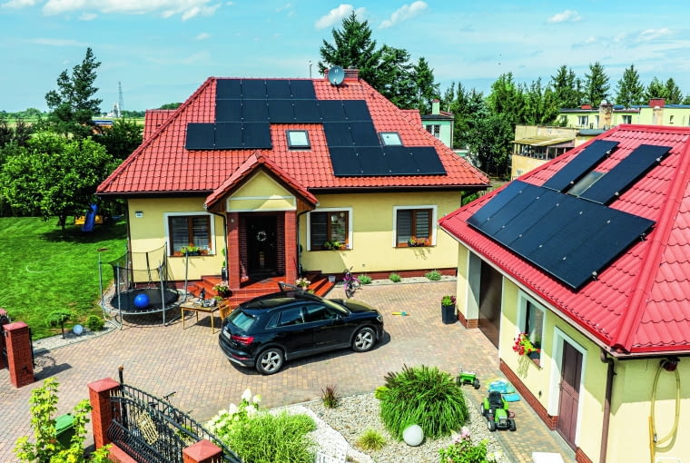 Blisko 80% domowych instalacji fotowoltaicznych w Polsce montuje się na dachach – to rozwiązanie zapewnia najlepsze nasłonecznienie i nie wymaga przeznaczania dodatkowego miejsca na działce Blisko 80% domowych instalacji fotowoltaicznych w Polsce montuje się na dachach – to rozwiązanie zapewnia najlepsze nasłonecznienie i nie wymaga przeznaczania dodatkowego miejsca na działce