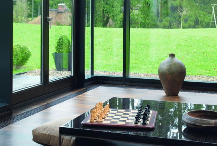 Aluminiowo-miedziana konstrukcja wymiennika ciepła zapewnia krótki czas reakcji, a tym samym umożliwia szybkie ogrzanie pomieszczeń. Sterowanie pracą grzejnika odbywa się za pomocą termostatu pokojowego, co zapewnia dostosowaną do indywidualnych potrzeb, komfortową temperaturę we wnętrzu